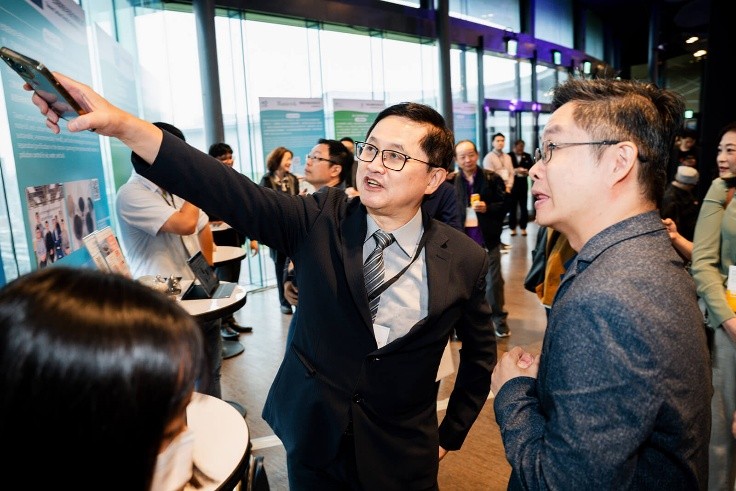 圖、安瑟樂威鄭智文執行長於綠色科技競賽向與會者解說公司簡介與服務