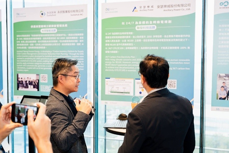 圖、安瑟樂威鄭智文執行長於綠色科技競賽向與會者解說公司簡介與服務